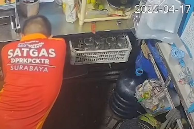 Pelaku pencurian ponsel di warung Surabaya, Jumat (18/4/2025).