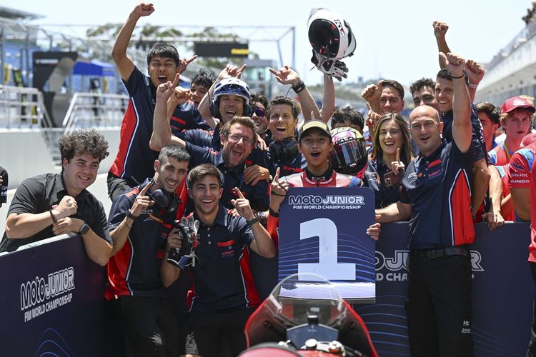 Cetak Sejarah, Pebalap Indonesia Ramadhipa Juara Moto3 Junior Estoril