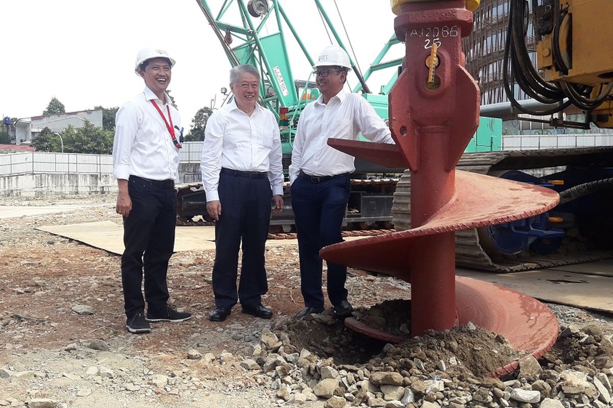 PT Intiland Development secara resmi melakukan ground breaking SQ Res di kawasan pengembangan multifungsi South Quarter, Jakarta Selatan, Kamis (22/8/2019). Tampak dalam gambar Chairman dan Direktur Utama Intiland Development Tbk Hendro S Gondokusumo diapit Direktur Proyek Koendarso, dan Direktur Pengembangan Bisnis Permadi Indra Yoga.