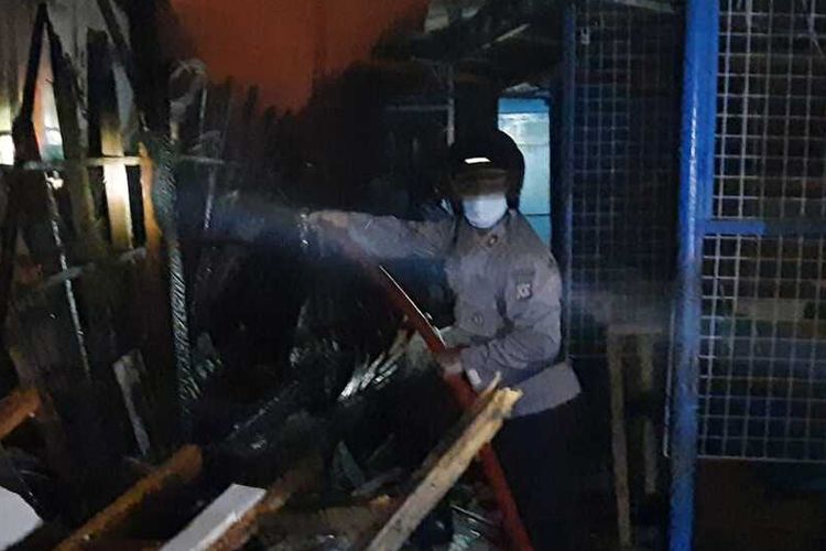 Petugas pemadam kebakaran dan Kepolisian dan TNI masih melakukan proses pendinginan kios yang terbakar di Pasar Ciawi, Kabupaten Tasikmalaya pada Senin (16/8/2021) dini hari.