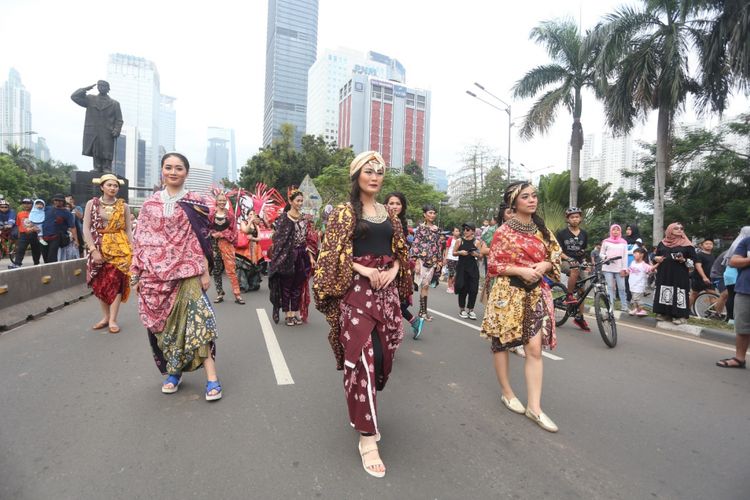 Karnaval Pesta Batik 2017 di ajang car free day Jakarta.