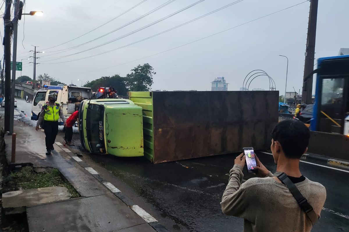 Truk terguling di Jalan Daan Mogot, Cengkareng, Jakarta Barat, Jumat (16/6/2023) pagi. Diduga, kecelakaan terjadi karena sopir truk kurang hati-hati dan berkonsentrasi. 