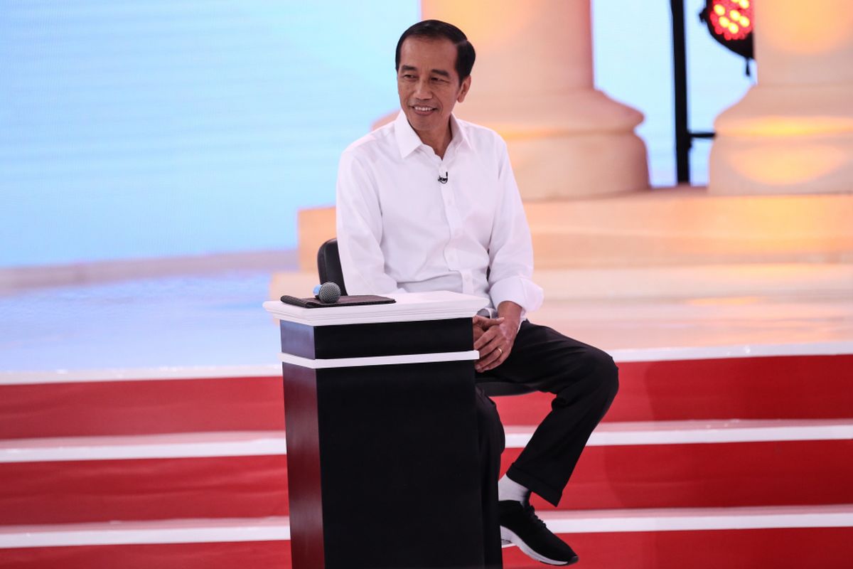 Calon Presiden Nomor Urut 1, Joko Widodo menjelaskan visi misinya saat Debat Kedua Calon Presiden di Hotel Sultan, Jakarta, Minggu (17/2/2019).