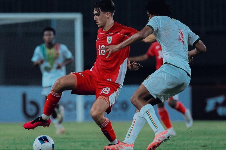 Aksi penyerang Timnas U22 Indonesia Mauro Zijlstra dalam laga uji coba kontra Mali, Sabtu (15/11/2025) di Stadion Pakansari, Cibinong, Kabupaten Bogor. 