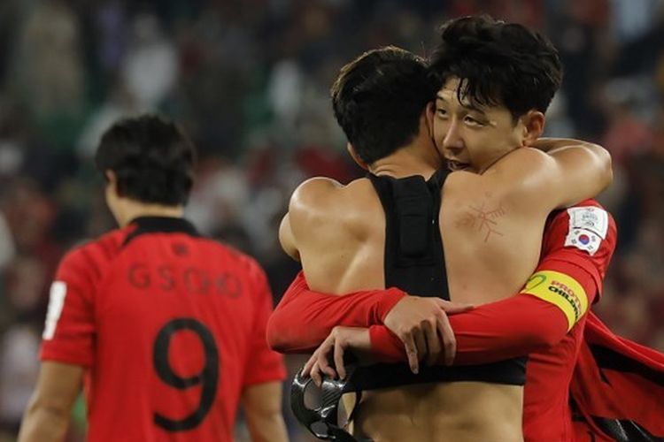 Duet penyerang timnas Korea Selatan Son Heung-min dan Hwang Hee-chan merayakan kemenangan dalam laga terakhir Grup H Piala Dunia 2022 kontra Portugal di Education City Stadium, Qatar, Sabtu (3/12/2022) dini hari WIB.
