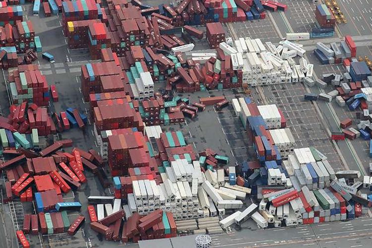 Foto udara menunjukkan sejumlah kontainer yang berhamburan dan porak-poranda akibat terpaan Topan Jebi di Osaka, Jepang, Rabu (5/9/2018). Topan Jebi yang disebut sebagai topan terkuat dalam 25 tahun di Jepang menghantam pesisir negara tersebut pada Selasa, 4 September tengah hari, membawa angin dengan kecepatan maksimal 216 km/jam disertai hujan lebat.