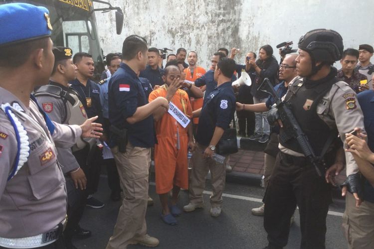 Polisi menggelar rekonstruksi kaburnya empat narapidana asing dari Lapas Kerobokan