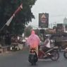 Jangan Lakukan Gerakan Berdiri Saat Naik Motor
