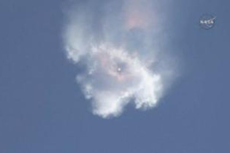 SpaceX Falcon-9 meledak dan pecah beberapa saat setelah diluncurkan