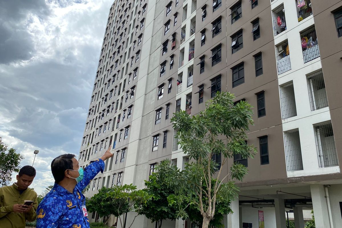 Pengelola Rusunawa Rorotan, Jakarta Utara menunjukkan lokasi wanita hampir jatuh dan bergelantungan di jendela lantai 5 unit.