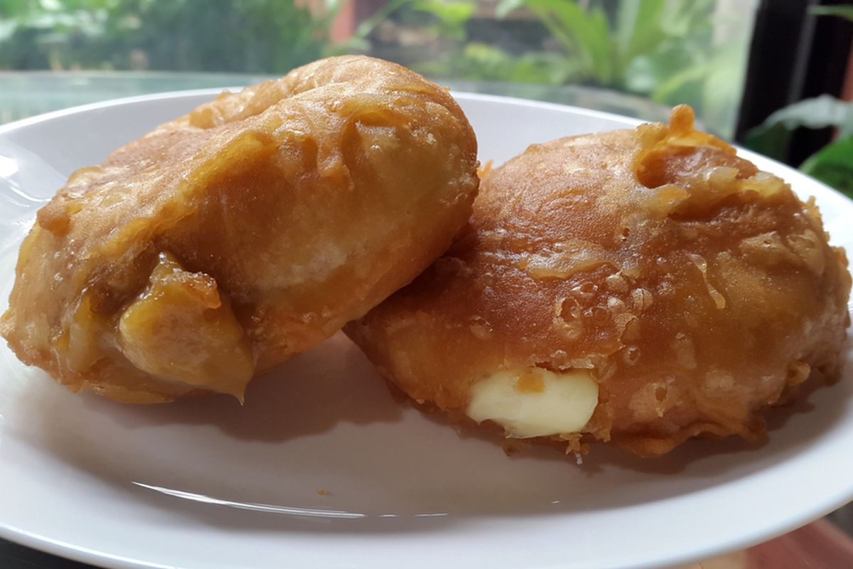 Ilustrasi donat crispy. Lapisan luar donat diberi campuran tepung beras. 