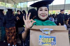 Nenek 69 Tahun Bangga Diwisuda di Sekolah Orangtua Hebat, Belajar "Parenting" untuk Cucu