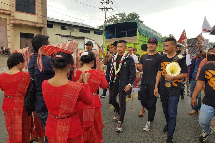 Foto: Jelas Saragih disambut dengan tari tarian saat tiba di Kota Pematang Siantar, Kamis (3/11/2022).