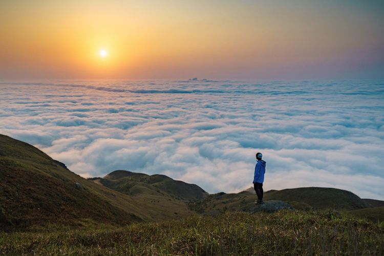 Langit yang dipenuhi bintang dan lautan awan yang terlihat dari puncak tertinggi 889 meter pada Sunset
Peak, puncak tertinggi ketiga di Hong Kong.