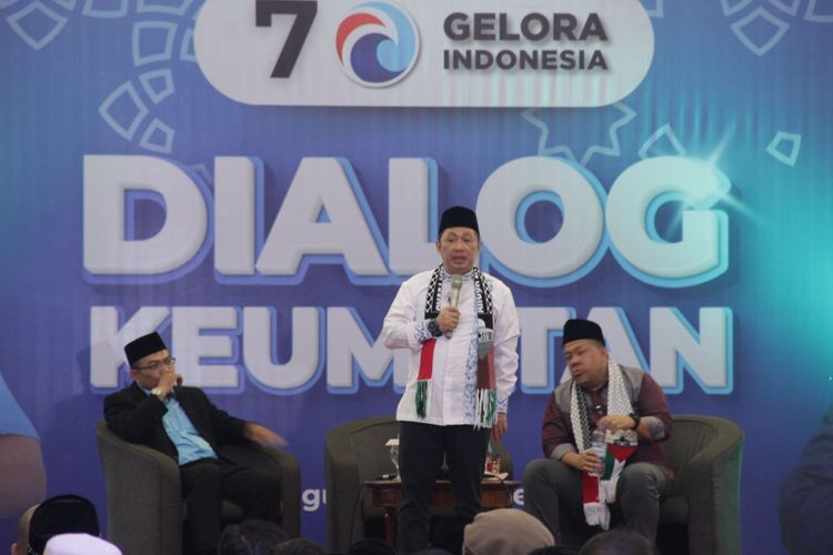 Ketua Umum Partai Gelora Indonesia, Anis Matta (berdiri), saat berbicara dalam Dialog Keumatan yang digelar di Kota Bandung, Jawa Barat pada Minggu (17/12/2023).