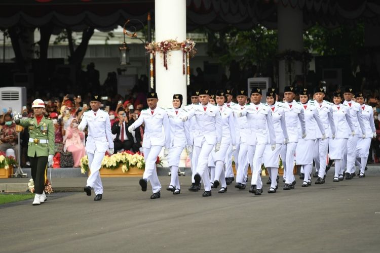 Tim Pasukan Pengibar Bendera Pusaka (Paskibraka) yang bertugas untuk mengibarkan bendera Merah Putih pada Upacara Peringatan Detik-Detik Proklamasi Kemerdekaan Republik Indonesia pada Rabu (17/8/2022).