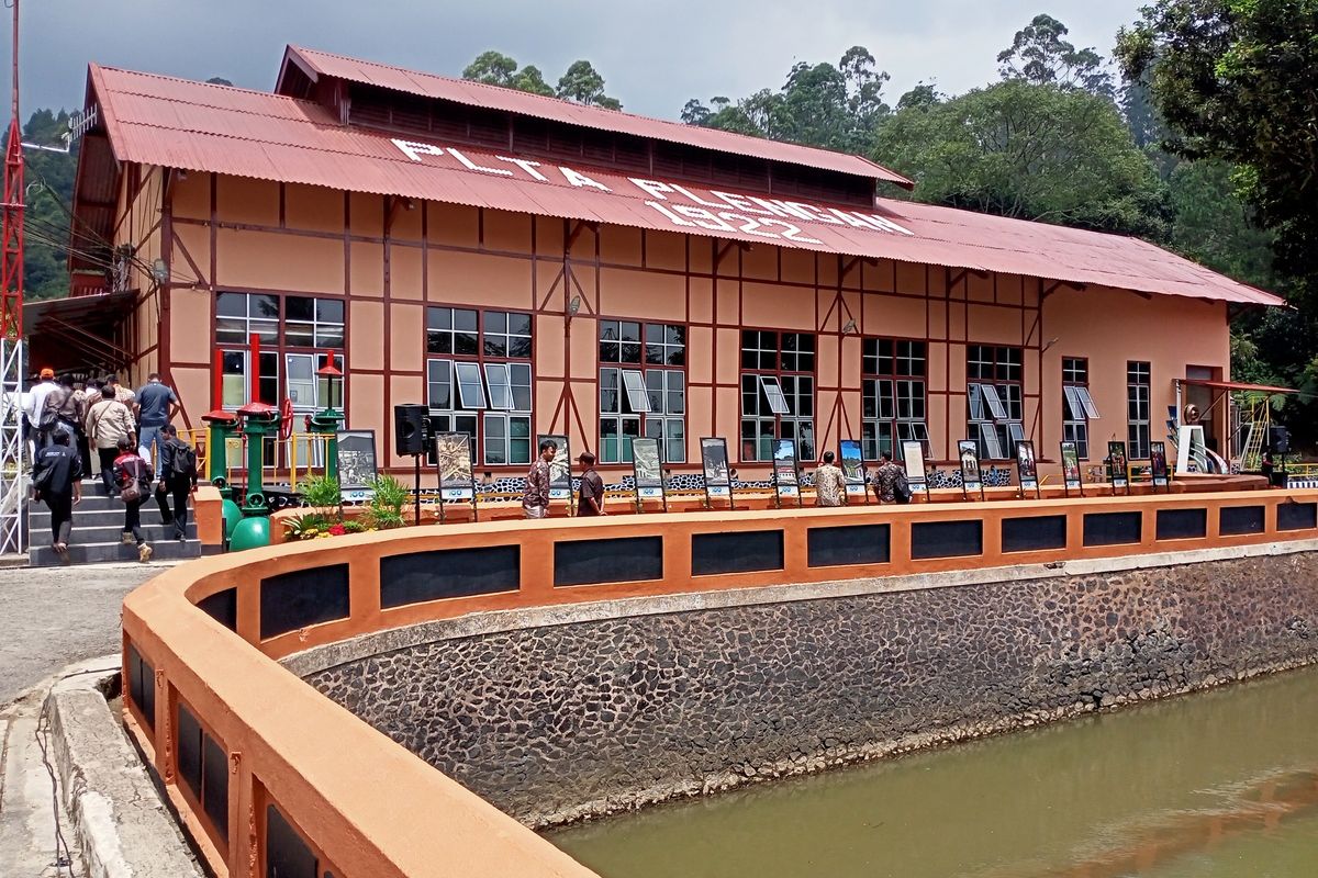 PLTA Plengan yang berdiri di Desa Pulosari, Kecamatan Pangalengan, Kabupaten Bandung, Jawa Barat menjadi PLTA tertua di Indonesia. PLTA tersebut dibangun oleh pemerintahan hindia Belanda pada tahun 1922, hingga kini PLTA tersebut masih beroperasi dan menyuplai kebutuhan listrik masyarakat Jawa-Bali