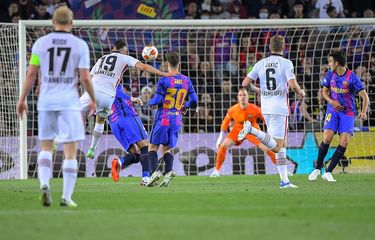 Penyerang Eintracht Frankfurt Rafael Santos Borre Maury (kedua dari kiri) mencetak gol pada pertandingan leg kedua perempat final Liga Europa antara Barcelona vs Frankfurt di stadion Camp Nou di Barcelona pada 14 April 2022.