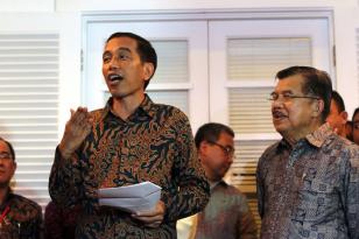 Presiden dan wakil presiden terpilih Joko Widodo (Jokowi) dan Jusuf Kalla (JK) memberikan keterangan pada wartawan terkait postur kabinetnya mendatang, di Rumah Transisi Jokowi-JK, Jakarta, Senin (15/9/2014). Rencananya, kabinet Jokowi-JK akan diperkuat 34 kementerian yang terdiri dari 18 orang profesional non-partai politik dan 16 orang dari partai politik.