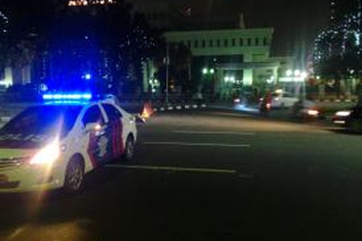 Polisi berjaga di Jalan Medan Merdeka Barat, Jakarta, Kamis (21/8/2014) menjelang tengah malam.
