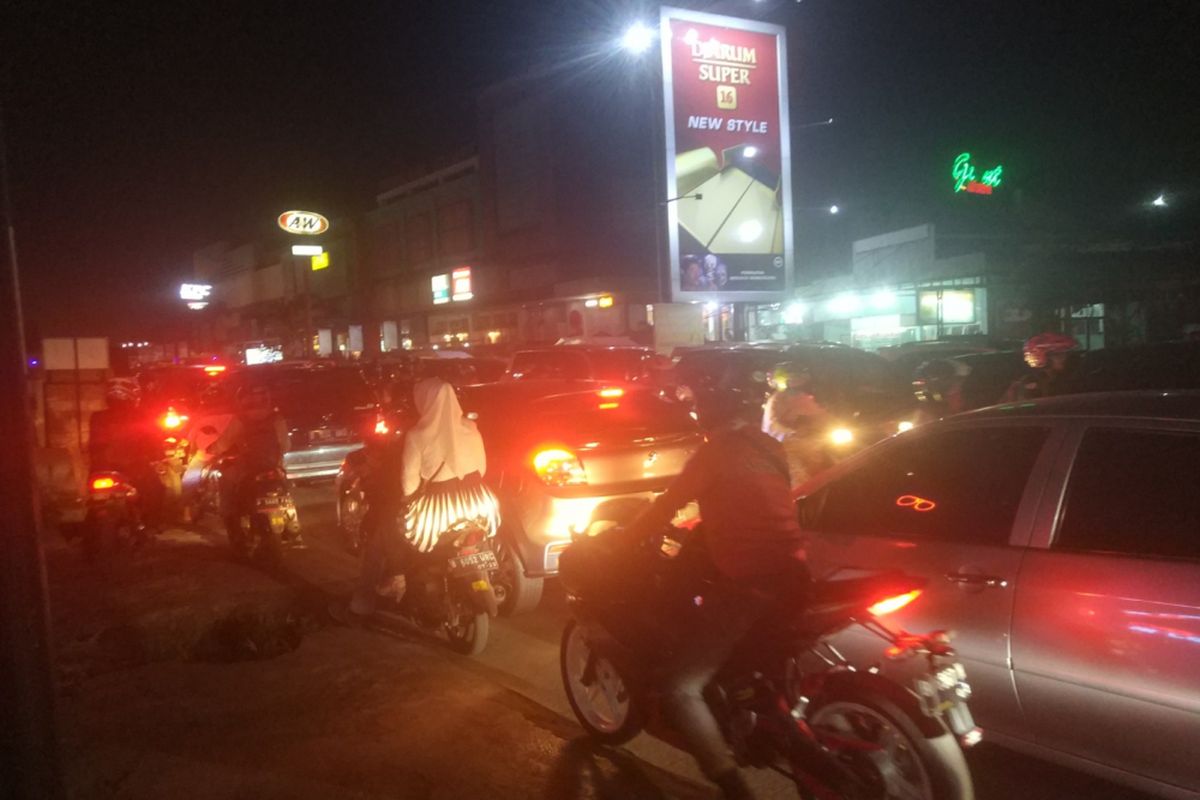 Kepadatan lalu lintas akibat penyempitan arus di Jalan Siliwangi, Pamulang. Arus lalu lintas tertumpuk akibat adanya perbaikan jalan tepatnya di depan Setu Pamulang (13/10/2018).