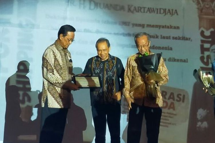 Sri Sultan Hamengku Buwono X (kiri) menjadi salah satu kandidat pada  Maritime Awards Djuanda Kartawidjaja dan Soedarpo Sastrosatomo, 16 Dsember 2022, di Jakarta. 
