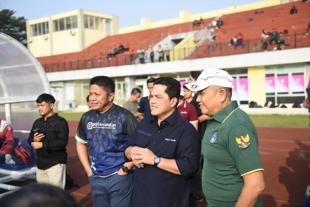 Gubernur Sumatera Selatan (Sumsel) Herman Deru bersama Ketua Persatuan Sepakbola Seluruh Indonesia (PSSI) Erick Thohir memantau langsung pelaksanaan seleksi pemain Tim Nasional (Timnas) U-17 Indonesia di Lapangan Atletik Jakabaring Sport City (JSC) Palembang, Jumat (14/7/2023).

