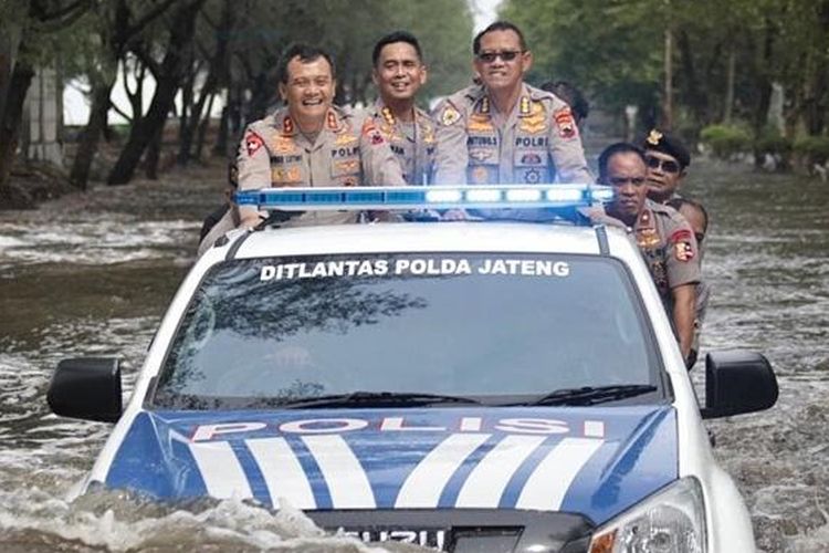 Kapolda Jawa Tengah Irjen Pol Ahmad Luthfi meninjau titik banjir di Kawasan Pantai Marina dan Kaligawe, Selasa (3/1/2023)