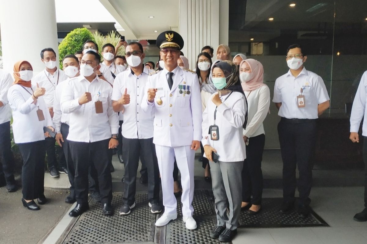 Pj Gubernur DKI Jakarta Heru Budi Hartono di Kantor Sekretariat Presiden, Jakarta, Senin (17/10/2022). Heru menyapa sekaligus berpamitan dengan para pegawai di Sekretariat Presiden. 