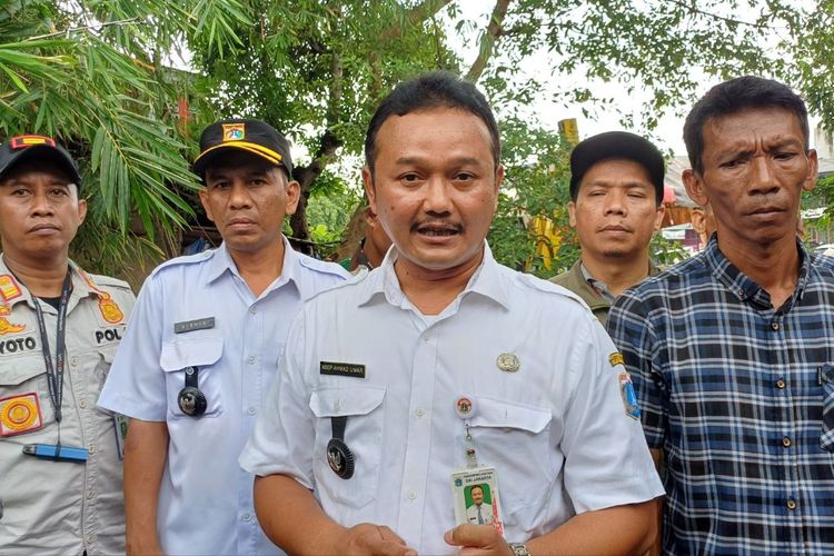 Lurah Pejaten Barat Asep Ahmad Umar saat ditemui wartawan di bantaran Kali Sarua, Jakarta Selatan, Rabu (31/1/2024).