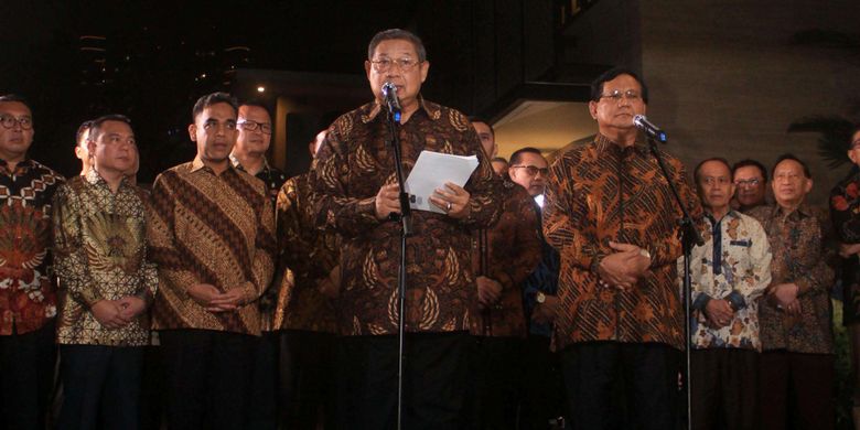 PERNYATAAN BERSAMA  Ketua Umum Partai Demokrat Susilo Bambang Yudhoyono dan Ketua Umum Partai Gerindra Prabowo Subianto memberi penyataan bersama seusai bertemu di rumah SBY di Kuningan, Jakarta Selatan, Selasa (24/7/2018) malam. Warta Kota/Henry Lopulalan