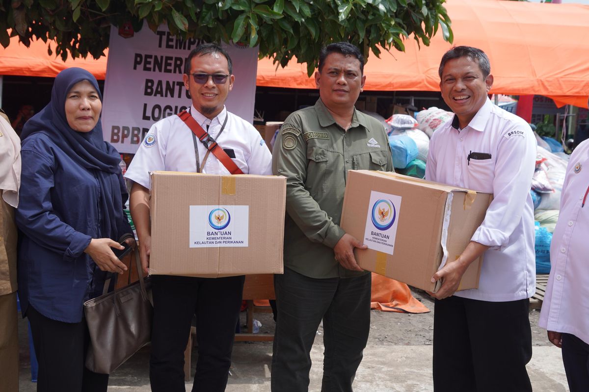 Sekretaris Badan Penyuluhan dan Pengembangan Sumber Daya Manusia (BPPSDM) Kementerian KP Rudi Alek Wahyudi (kanan) menyerahkan paket bantuan Kementerian KP untuk korban bencana alam di Sumatera Barat (Sumbar), secara simbolis ke pihak Badan Penanggulangan Bencana Daerah (BPBD) di Kabupaten Agam, Senin (20/5/2024). Bantuan sebanyak 500 paket senilai lebih dari Rp 190 juta disalurkan untuk korban bencana alam yang ada di Kabupaten Agam dan Tanah Datar. Paket bantuan itu berisi paket sembako, susu, hingga selimut.