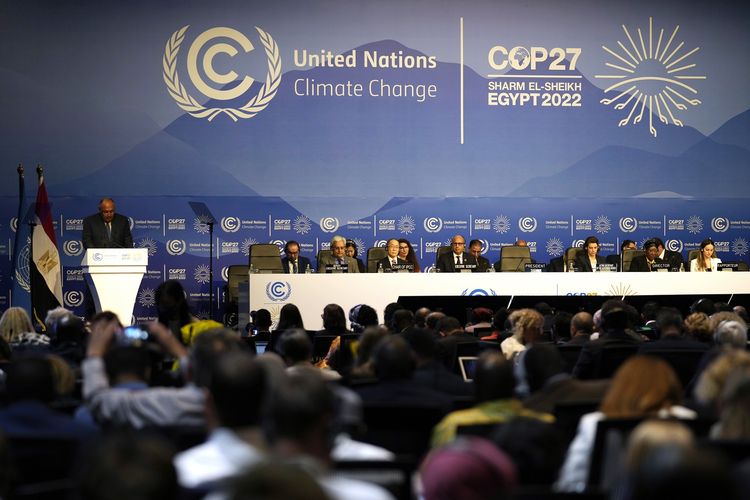 KTT COP27 dibuka dengan pidato presiden konferensi iklim PBB tersebut yaitu Sameh Shoukry (kiri) di Kota Sharm El-Sheikh, Mesir, Minggu (6/11/2022).