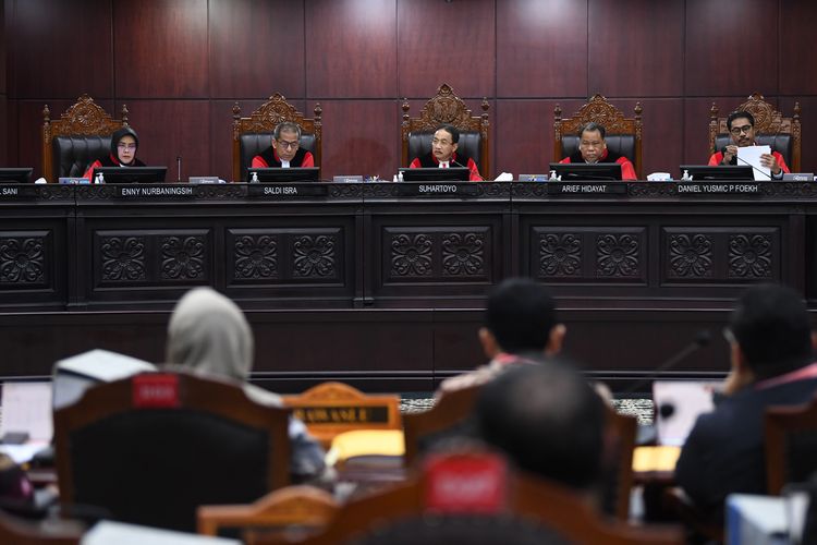 Ketua Mahkamah Konstitusi (MK) Suhartoyo (tengah) memimpin sidang lanjutan sengketa hasil pilpres 2024 didampingi empat Hakim Konstitusi, dari kiri, Enny Nurbaningsih, Saldi Isra, Arief Hidayat, dan Daniel Yusmic Pancastaki Foekh di Mahkamah Konstitusi, Jakarta, Selasa (2/4/2024). Sidang tersebut beragenda mendengarkan keterangan saksi dan saksi ahli yang dihadirkan oleh pemohon Tim Hukum pasangan Ganjar-Mahfud. 