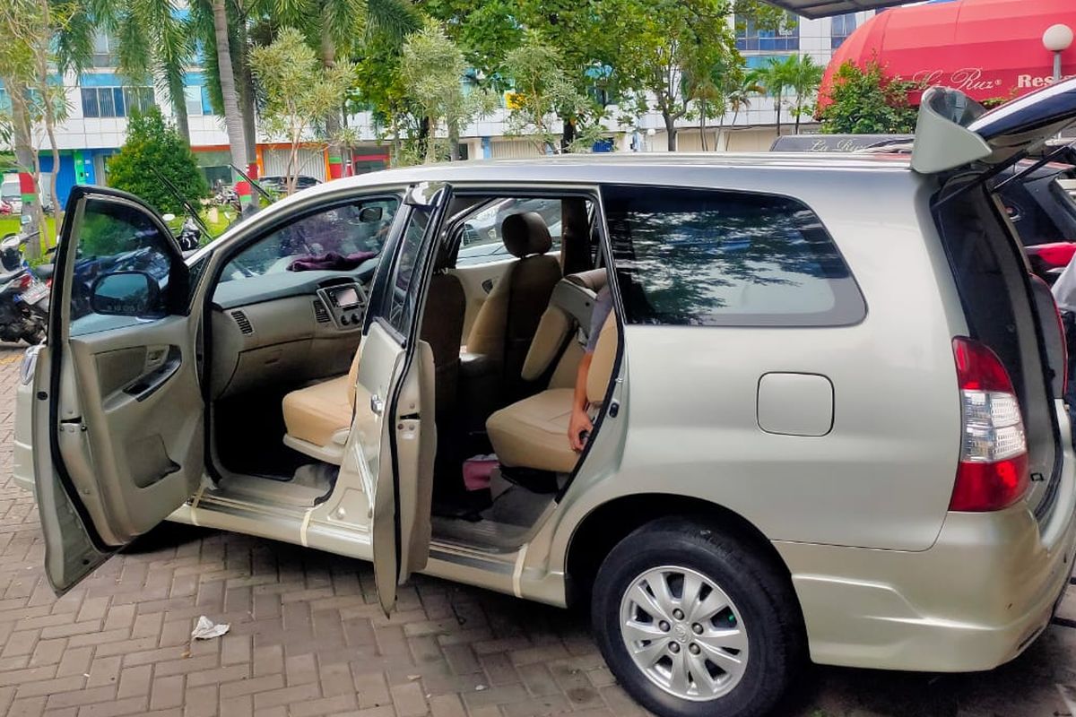 Salah satu mobil yang sedang melakuka pemasangan Cover Jok Premium 