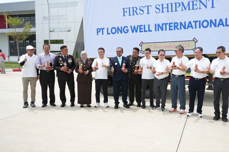 Bupati Pemalang Anom Widiyantoro bersama Komandan Distrik Militer (Dandim) 0711/Pemalang Letkol Inf Muhammad Arif, Kepala Kepolisian Resor (Kapolres) Pemalang AKBP Rendy Setia Permana dan Kepala Kejaksaan Negeri (Kajari) Pemalang Rina Idawani melepas ekspor perdana sepatu olahraga produksi PT. Longwell International sebanyak satu kontainer 40 feet ke Amerika Serikat (AS) di Pemalang, Jawa Tengah, Senin (10/11/2025).