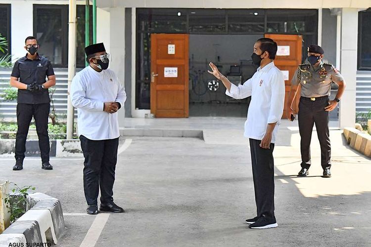 Presiden Joko Widodo meninjau kesiapan di Asrama Haji Pondok Gede, Jakarta Timur, yang diresmikan sebagai tempat isolasi dan perawatan bagi pasien Covid-19, Jumat (9/7/2021) hari ini. Presiden Jokowi menuturkan pemerintah menyiapkan 900 tempat tidur isolasi, 50 ICU (intensive care unit), dan 40 HCU (high care unit) di Asrama Haji Pondok Gede.