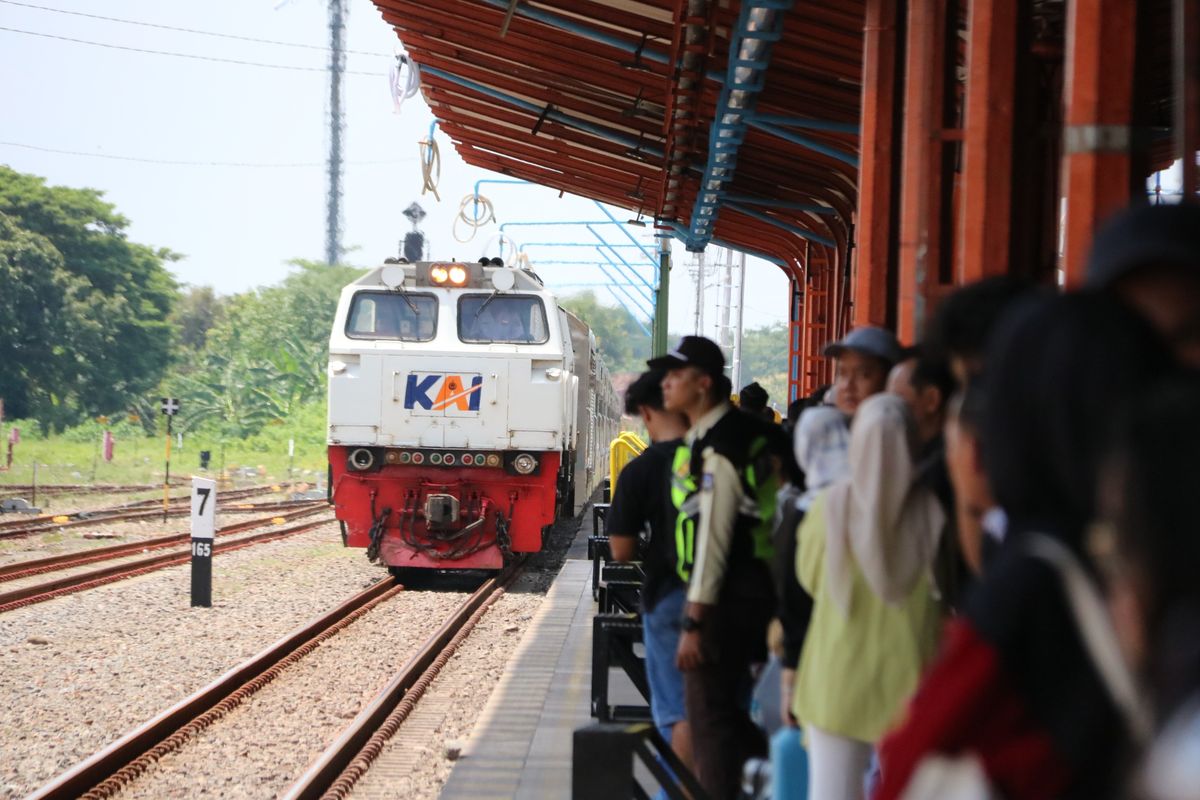 NAIK KERETA--Warga bersiap naik kereta api di Stasiun Madiun, Minggu (21/4/2024). 