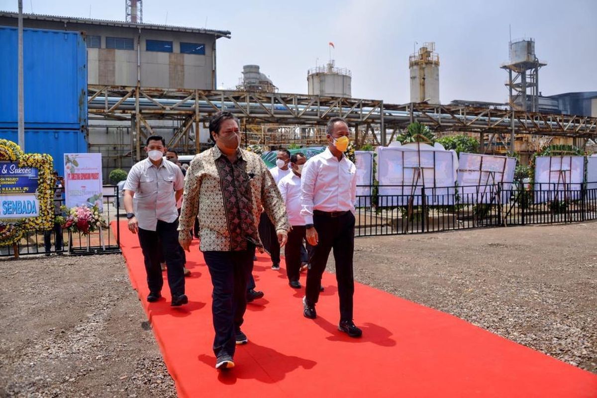 Menteri Koordinator Bidang Perekonomian Airlangga Hartarto didampingi Menteri Perindustrian Agus Gumiwang Kartasasmita menghadiri groundbreaking proyek perluasan PT Smelting di Gresik, Jawa Timur, Sabtu (19/2/2022).