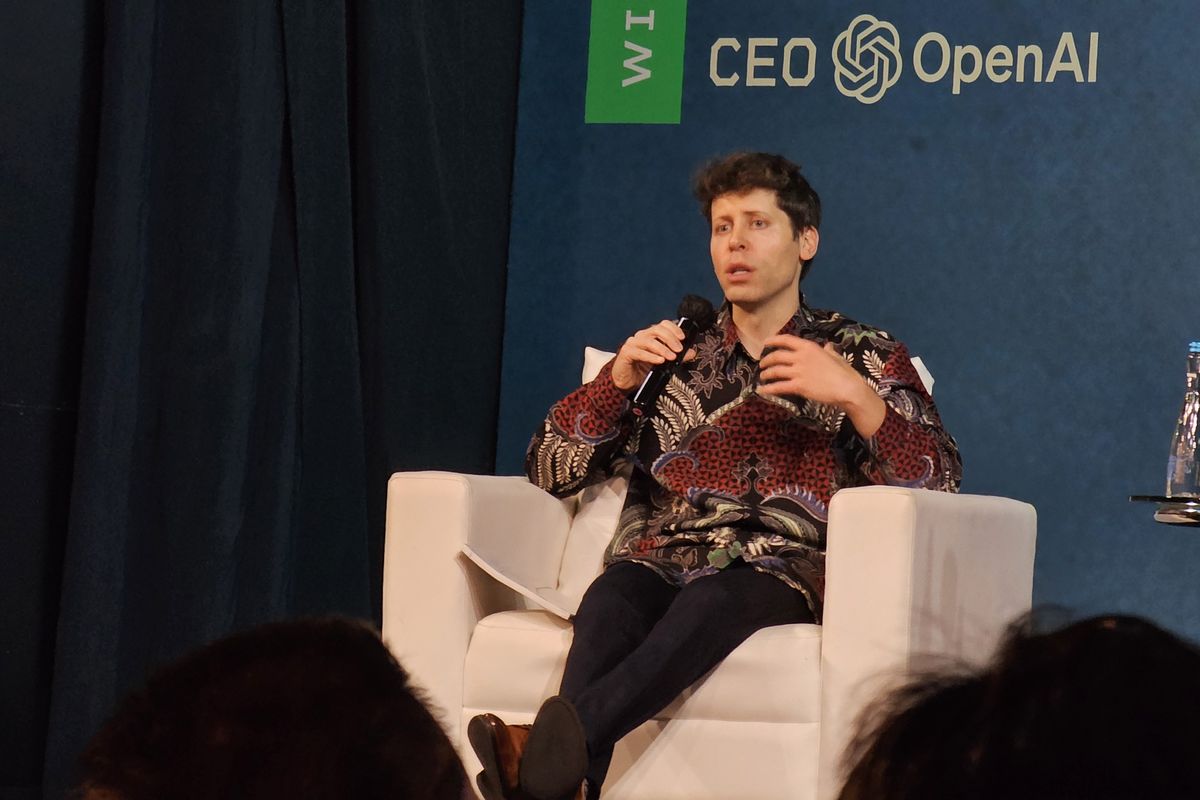 CEO OpenAI Sam Altman melokal dengan menggunakan batik khas Indonesia, saat berbicara di acara Conversation with Sam Altman di Jakarta, Rabu (14/6/2023).