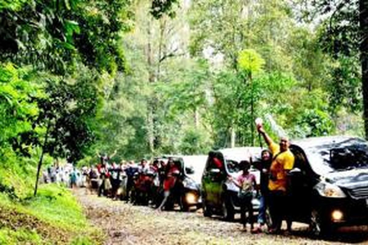 Anggota ECRI Tangerang menuju perkemahan di Kawasan Hutan Konservasi Masigit Kareumbi, Cicalengka, Kabupaten Bandung, Jawa barat, (21-22/3/2015). 