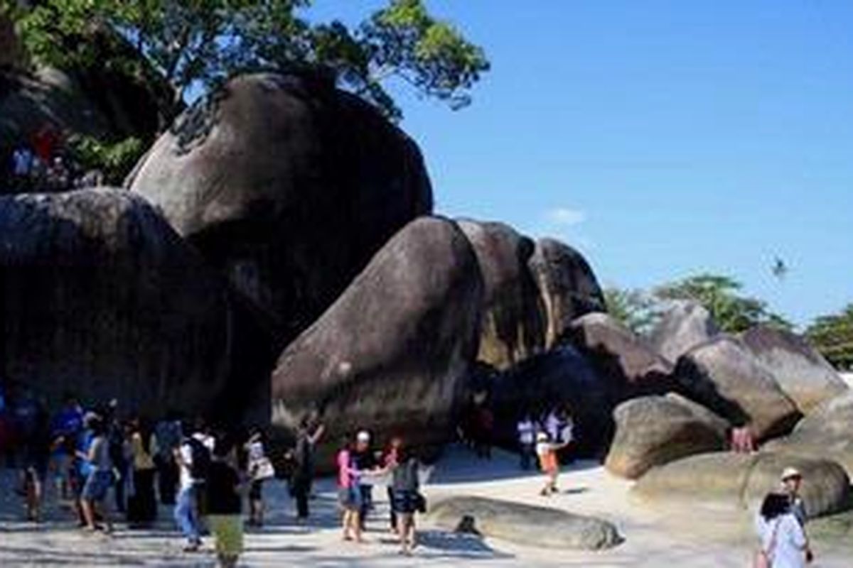 Turis domestik memenuhi Pantai Tanjung Tinggi, Belitung, Kepulauan Bangka Belitung. 