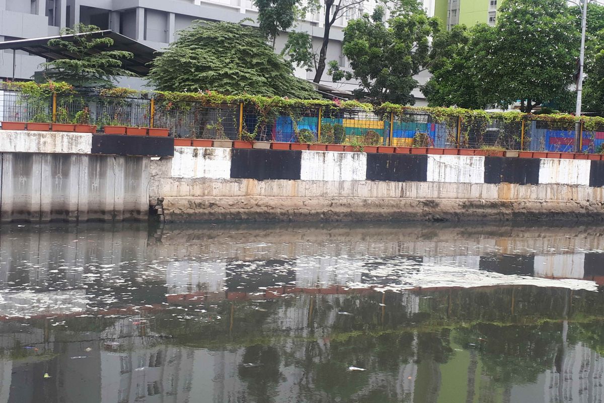 Busa berwarna putih muncul di Kali Sentiong, Kemayoran, Jakarta Pusat, Selasa (1/1/2019).