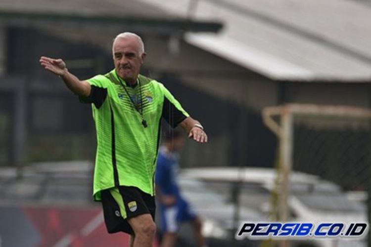 Pelatih Persib Bandung Mario Gomez saat memimpin latihan Persib di Stadion Arcamanik, Selasa (3/4/2018).