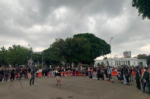 Massa Gelar Aksi Solidaritas di Istana: Pak Jokowi, Usut Tuntas Tragedi Kanjuruhan!