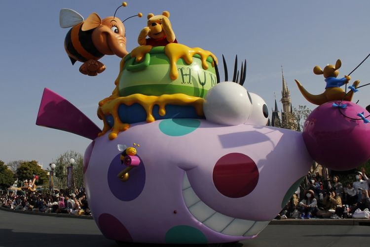 Winnie The Pooh sebagai salah satu tokoh Disney tampil dalam parade di Tokyo Disneyland, Jumat (13/4/2018). Parade ini digelar dalam rangka perayaan ke-35 tahun Tokyo Disneyland.