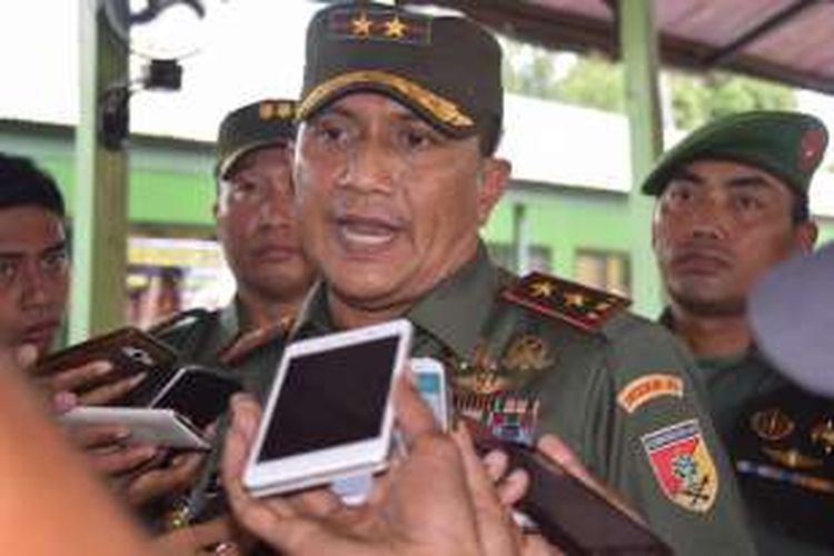 Pangdam VII Wirabuana, Mayor Jenderal TNI Agus Surya Bakti, melakukan kunjungan kerja di Markas Kodim 1413 Buton, Sulawesi Tenggara.