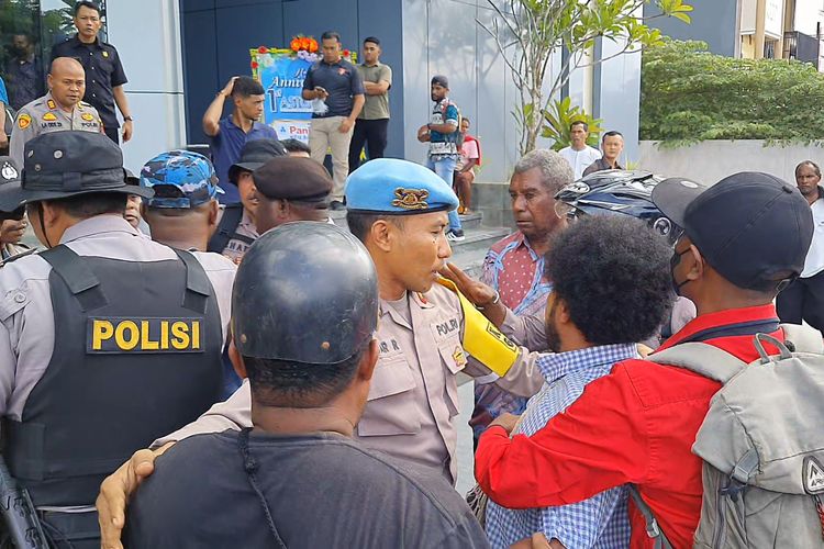 Polisi saat mengamankan massa yang menggelar aksi demo menjelang pelantikan anggota Majelis Rakyat Papua Barat Daya (MRP) periode 2023-2028 di sebuah hotel ternama di Kota Sorong, Papua Barat, Kamis (14/12/2023).
