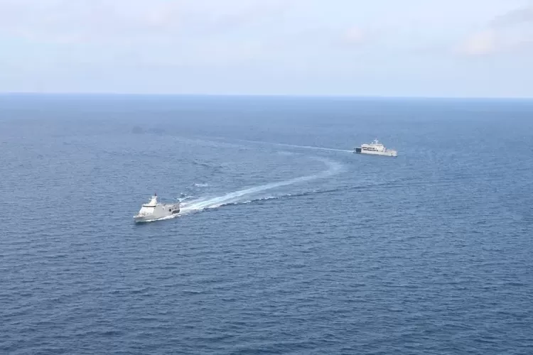 KRI Bung Hatta dan KRI Teluk Kupang Latihan Evakuasi Medis hingga Manuver di Balikpapan