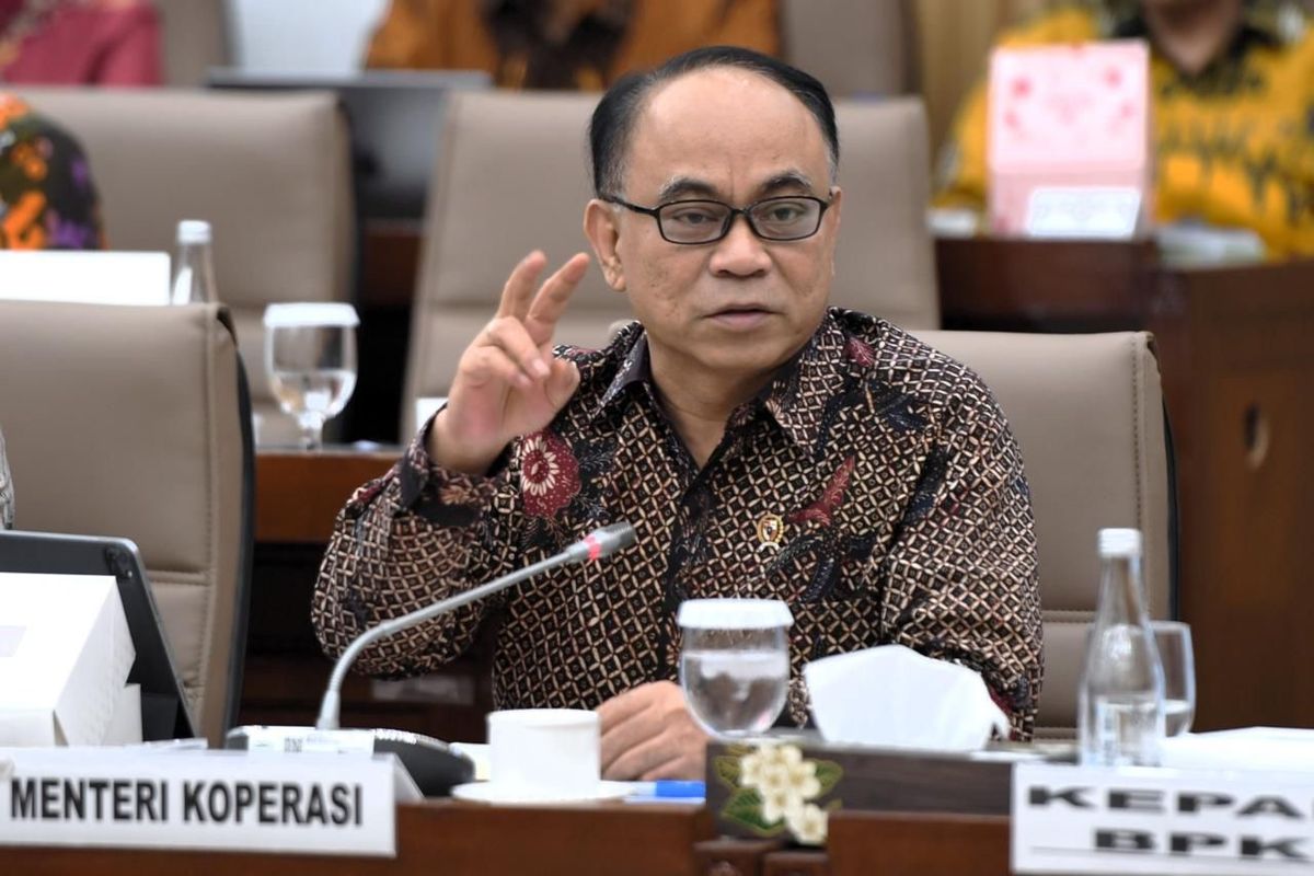 Menkop Budi Arie Setiadi saat rapat dengan Komisi VI DPR RI di Kompleks Parlemen, Senayan, Jakarta Pusat, Rabu (12/2/2025).